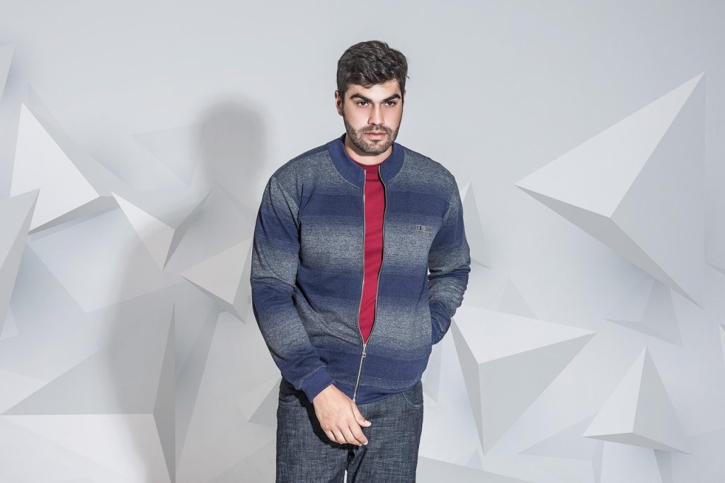Ridefinire la moda: come Metrò sta creando una nuova era di espressione creativa Nel dinamico mondo della moda, l'innovazione è la chiave per la sopravvivenza e la rilevanza. Metrò, un iconico concept store nato nel 2006 in Italia, sta ridefinendo cosa può essere la moda. Metrò non è solo un posto dove fare shopping, è un fenomeno culturale che fonde streetwear, arte, musica e individualità in un'esperienza fluida. Con un focus sulla creatività e la rottura dei confini tradizionali, Metrò non sta solo plasmando le tendenze, ma creando una nuova era della moda in cui l'espressione di sé è celebrata nella sua forma più pura.